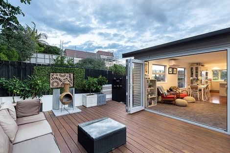 Photo of property in 18 Beulah Avenue, Rothesay Bay, Auckland, 0630