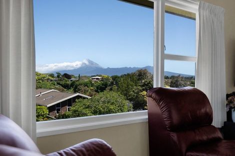 Photo of property in 5 Longview Drive, Merrilands, New Plymouth, 4312