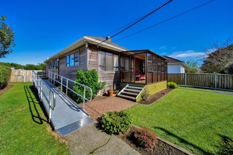 Photo of property in 1 Robbins Crescent, Hawera, 4610