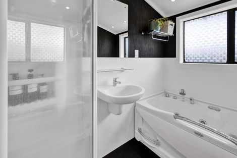 Photo of property in 10 Kamahi Avenue, Hawera, 4610