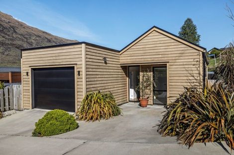 Photo of property in 2 Huxley Place, Lake Hayes, Queenstown, 9304