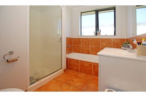 Photo of property in 122 Naylors Drive, Mangere, Auckland, 2022