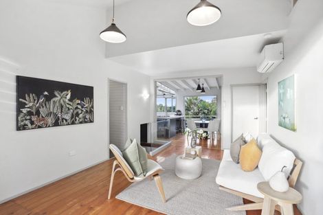 Photo of property in 8 Arapito Road, Titirangi, Auckland, 0604
