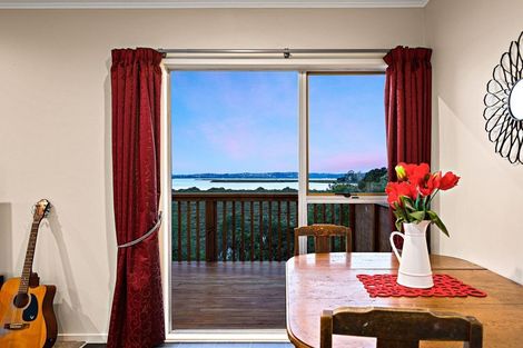 Photo of property in 31 Pipitea Place, Massey, Auckland, 0614