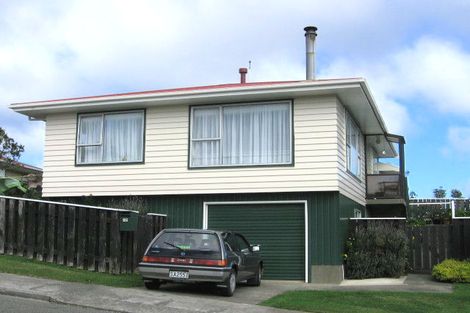 Photo of property in 21a Colchester Crescent, Newlands, Wellington, 6037