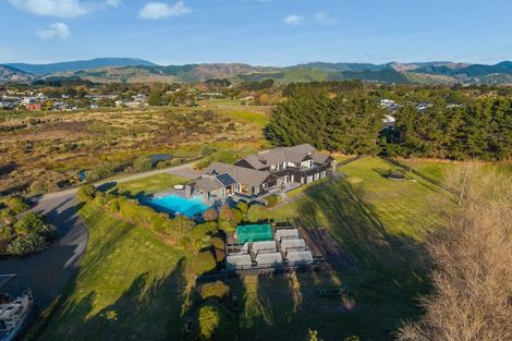 Photo of property in 2 Otaihanga Road, Paraparaumu Beach, Paraparaumu, 5032