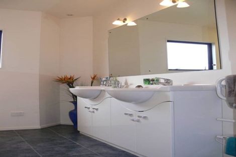 Photo of property in 1/41 High Road, Glenfield, Auckland, 0629