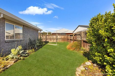 Photo of property in 9 Honeysuckle Place, Northcote, Christchurch, 8052