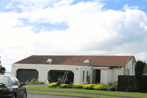 Photo of property in 2/13 Pounamu Place, Shelly Park, Auckland, 2014