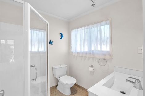 Photo of property in 21 Saltwood Street, Red Beach, 0932