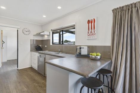 Photo of property in 6 Channing Crescent, Botany Downs, Auckland, 2010