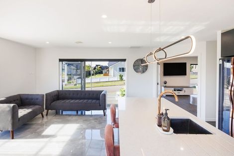 Photo of property in 37 Vaucluse Heights, Fitzherbert, Palmerston North, 4410
