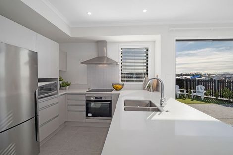 Photo of property in 1 Tuhono Lane, Northcote, Auckland, 0627