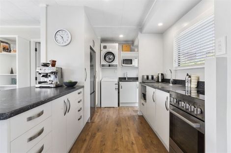 Photo of property in 8 Brookfield Road, Te Atatu Peninsula, Auckland, 0610