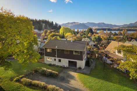 Photo of property in 10 Heuchan Lane, Wanaka, 9305