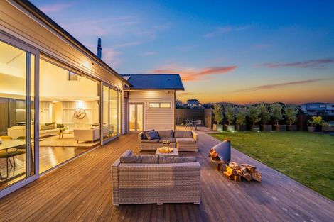 Photo of property in 5 Helm Place, Whitby, Porirua, 5024