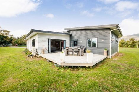 Photo of property in 32 Tokomaru Road East, Tokomaru, Palmerston North, 4474