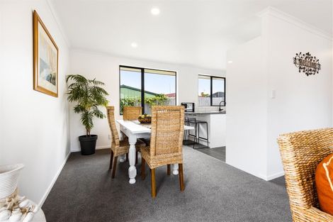 Photo of property in 15a Rixon Place, Te Atatu Peninsula, Auckland, 0610