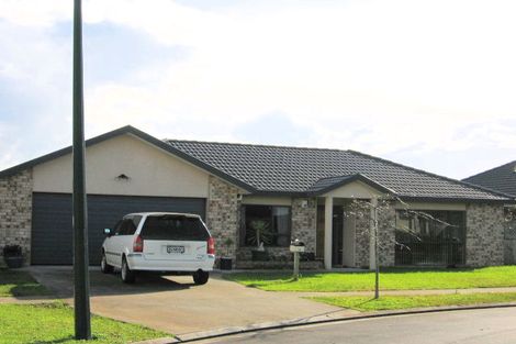 Photo of property in 16 Newry Close, East Tamaki Heights, Auckland, 2016