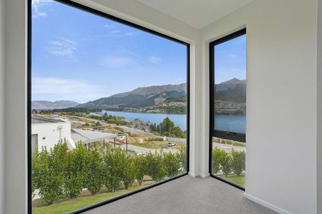 Photo of property in 6 Red Deer Rise, Kelvin Heights, Queenstown, 9300