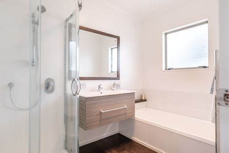 Photo of property in 27 Loughanure Place, Massey, Auckland, 0614