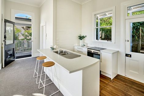 Photo of property in 32 Maarama Crescent, Aro Valley, Wellington, 6021