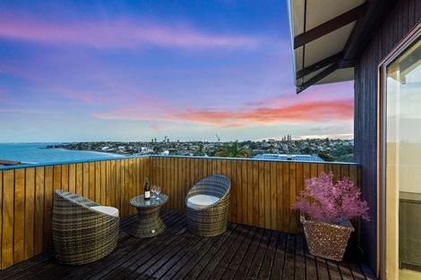 Photo of property in 3/23 Beach Road, Castor Bay, Auckland, 0620