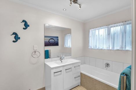 Photo of property in 21 Saltwood Street, Red Beach, 0932
