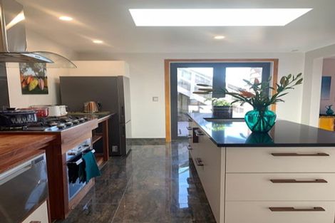 Photo of property in 274 Queens Drive, Lyall Bay, Wellington, 6022