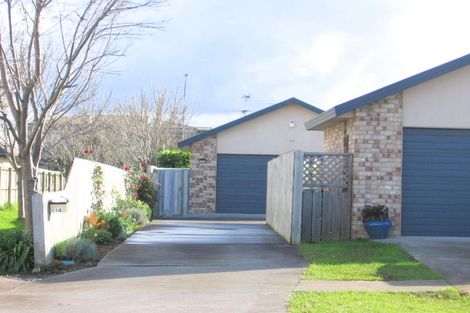 Photo of property in 14 Newry Close, East Tamaki Heights, Auckland, 2016