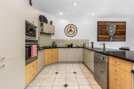 Photo of property in 5 Springwater Vale, Unsworth Heights, Auckland, 0632