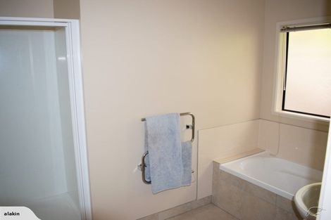 Photo of property in 18 Seamount Drive, Red Beach, 0932