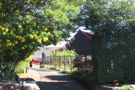 Photo of property in 2/76 Kaurilands Road, Titirangi, Auckland, 0604