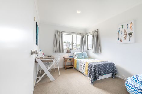 Photo of property in 27 Loughanure Place, Massey, Auckland, 0614