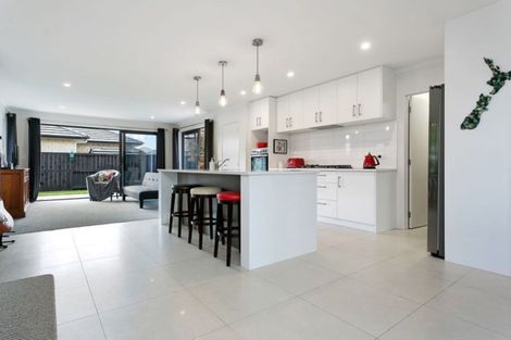 Photo of property in 28 Lilac Close, Cambridge, 3434