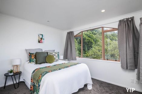 Photo of property in 37 Dress Circle, Newlands, Wellington, 6037