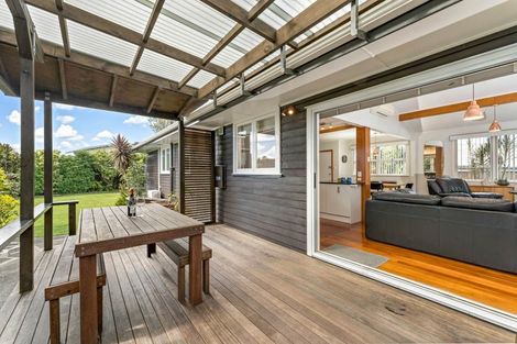 Photo of property in 6 Clinton Avenue, Te Atatu Peninsula, Auckland, 0610