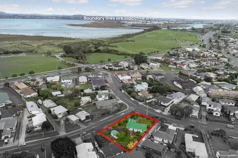 Photo of property in 7 Gloria Avenue, Te Atatu Peninsula, Auckland, 0610