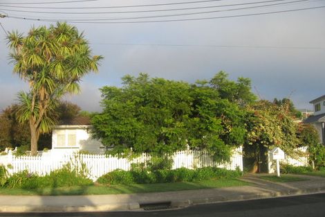 Photo of property in 2/12 Merton Avenue, Glenfield, Auckland, 0627