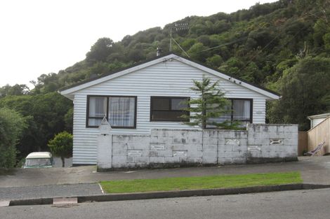 Photo of property in 8 Holmes Grove, Naenae, Lower Hutt, 5011
