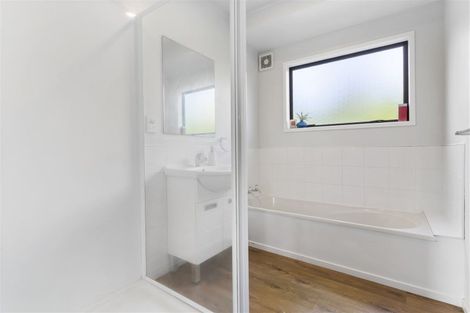 Photo of property in 8 Brookfield Road, Te Atatu Peninsula, Auckland, 0610