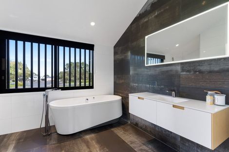 Photo of property in 101 Beach Road, Whangamata, 3620