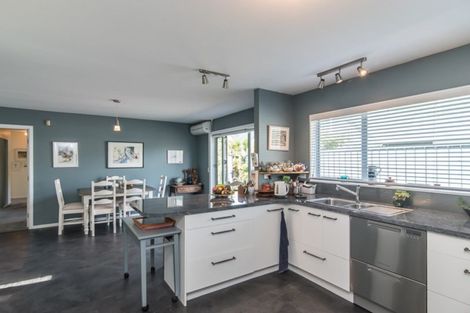 Photo of property in 52 Rewarewa Crescent, Waikanae, 5036