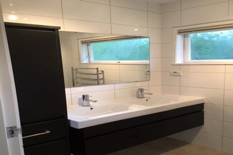 Photo of property in 300 Pakuranga Road, Pakuranga Heights, Auckland, 2010