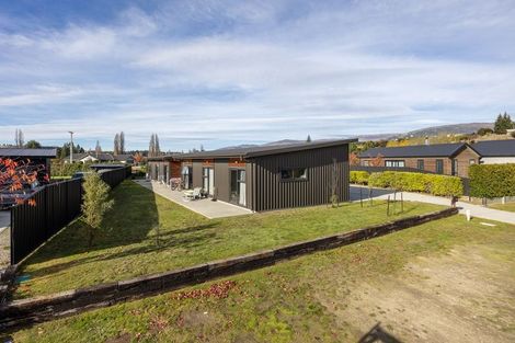 Photo of property in 19 Kingfisher Crescent, Albert Town, Wanaka, 9305