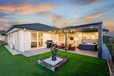 Photo of property in 86 Queen Charlotte Drive, Aotea, Porirua, 5024