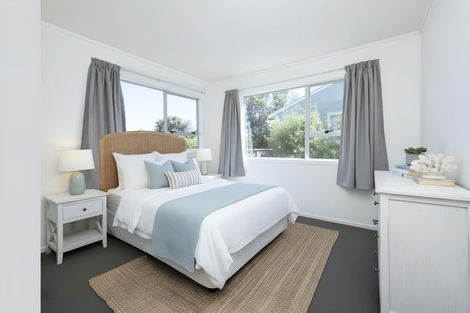 Photo of property in 95 Marine Parade North, Piha, New Lynn, 0772