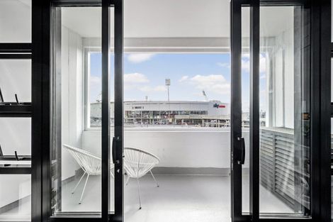 Photo of property in Endeavour Apartments, 11/125u Thorndon Quay, Pipitea, Wellington, 6011