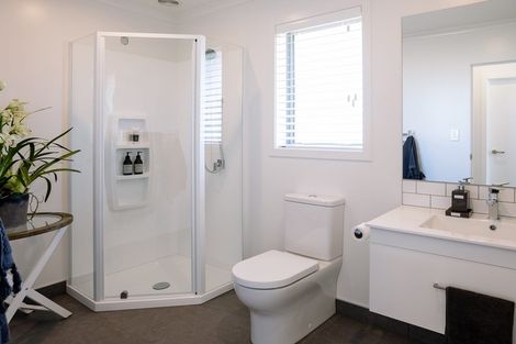 Photo of property in 19 Karoro Road, One Tree Point, 0118