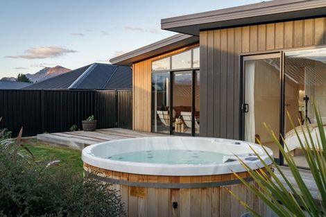 Photo of property in 10 Scurr Terrace, Wanaka, 9305